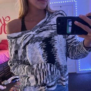 BLACK AND WHITE SWEATER